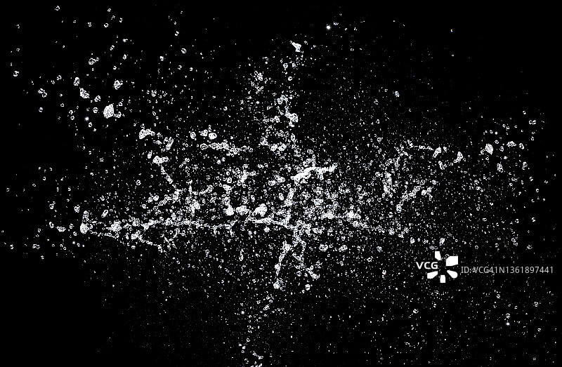 黑色背景上漂浮在空中的水滴和飞溅图片素材