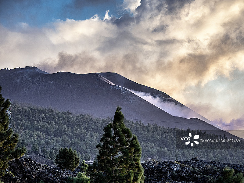 日落时分的火山爆发，老峰火山喷出烟柱和熔岩图片素材