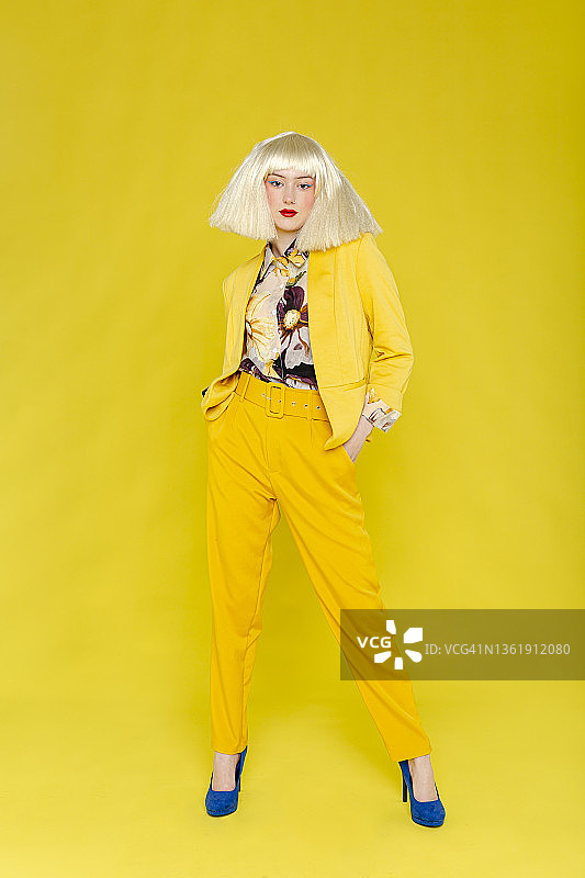 身穿黄色西装的女人图片素材