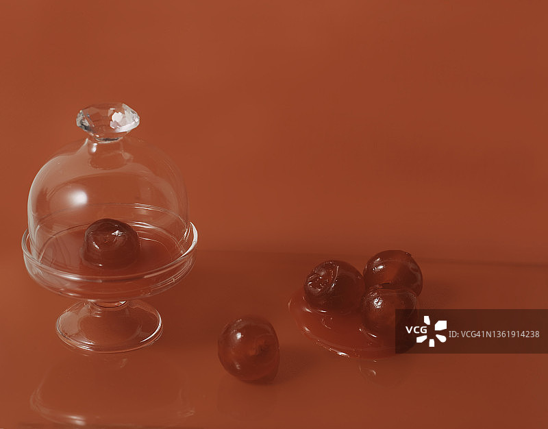 红色背景上的酸樱桃图片素材