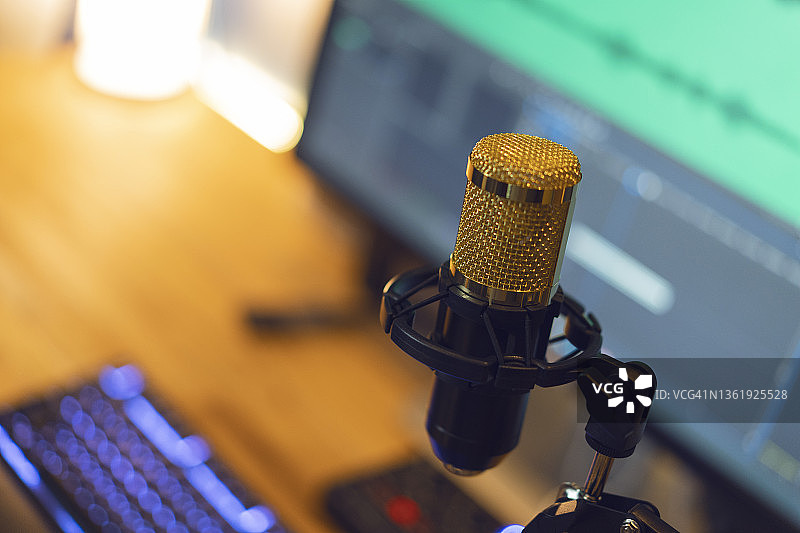 微笑的男人在家玩电脑游戏并录制播客图片素材