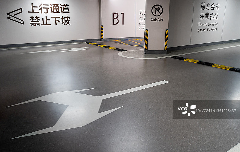 地下停车场车道中的行驶指示图片素材