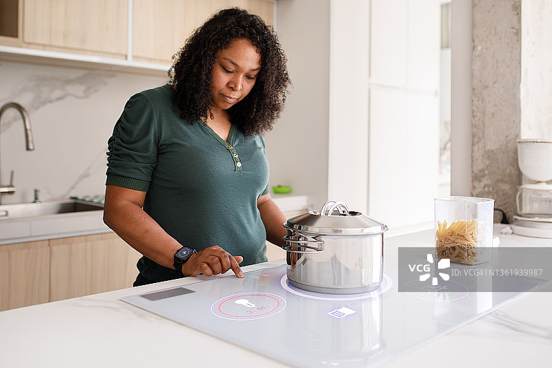 女士安装电磁炉图片素材