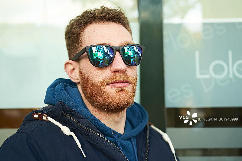 戴眼镜的红发男人肖像图片素材