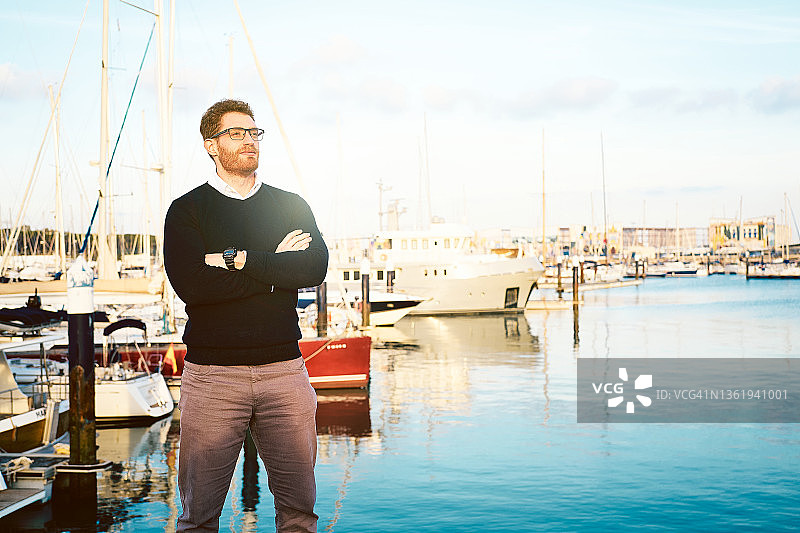 船厂里的年轻男子肖像图片素材