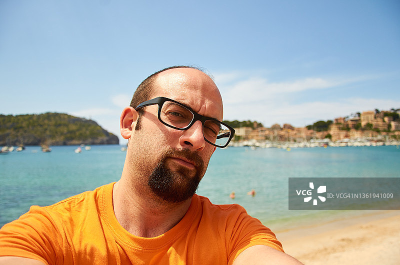 一个年轻人在海滩上的自拍图片素材