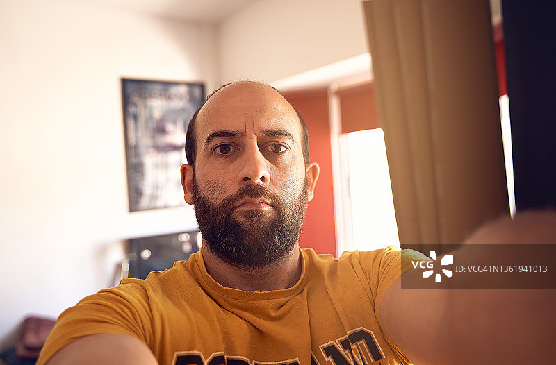 室内男子肖像图片素材