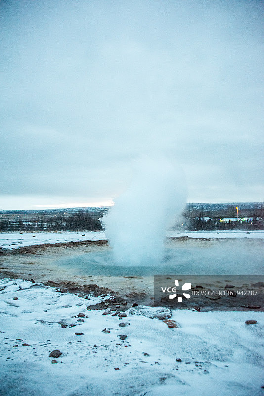 Strokkur间歇泉喷发图片素材