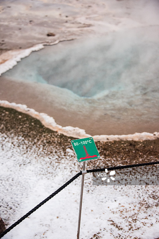 冰岛布莱西温泉的沸水危险标志图片素材