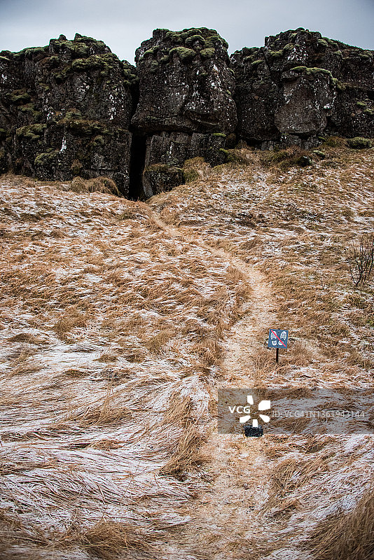 冰岛辛格韦德利国家公园岩壁上的裂缝图片素材