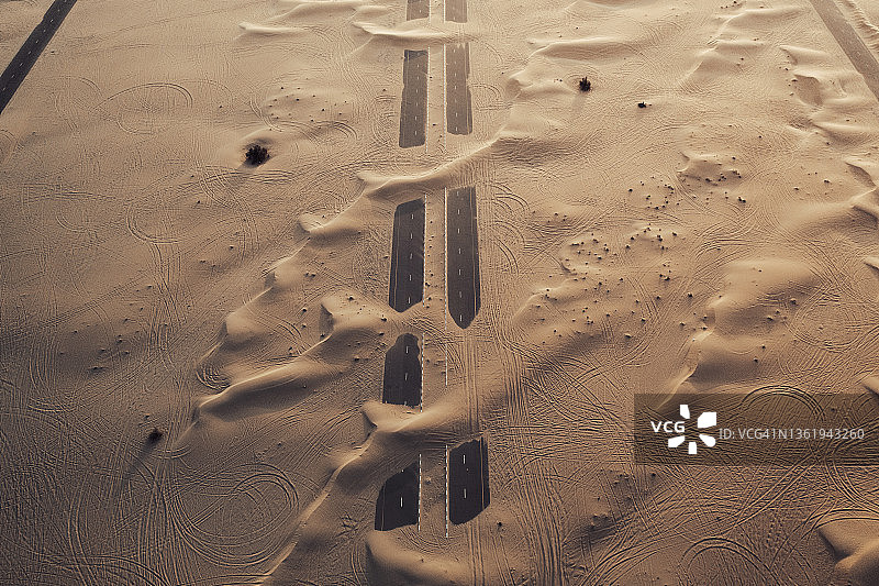 迪拜沙漠废弃公路航拍景观，阿拉伯联合酋长国图片素材