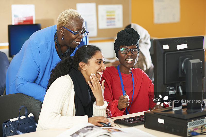 女教授和大学生在电脑室使用电脑图片素材