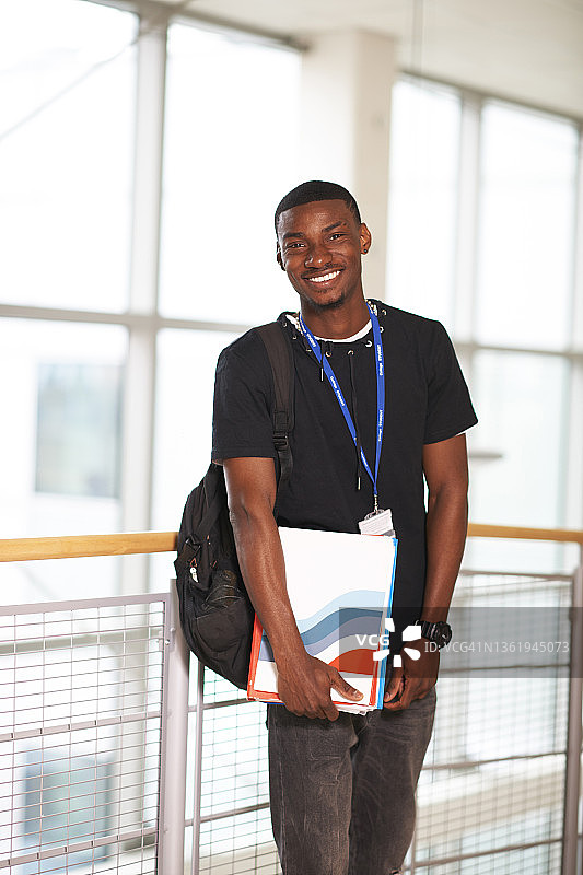 自信的年轻男大学生肖像图片素材