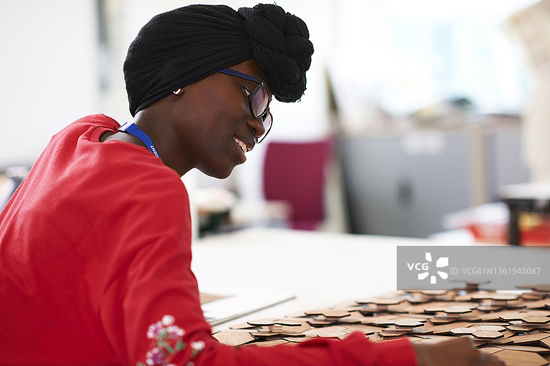 年轻女艺术家在艺术工作室戴着头巾图片素材