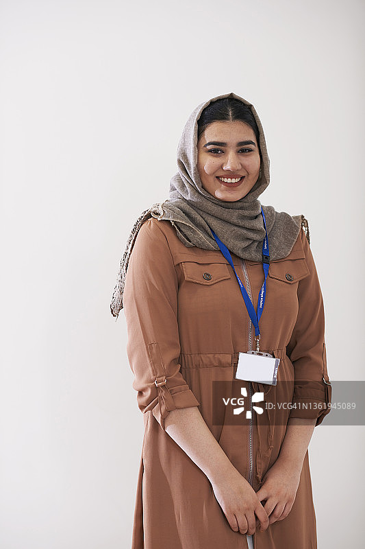 戴着头巾的自信少女肖像图片素材