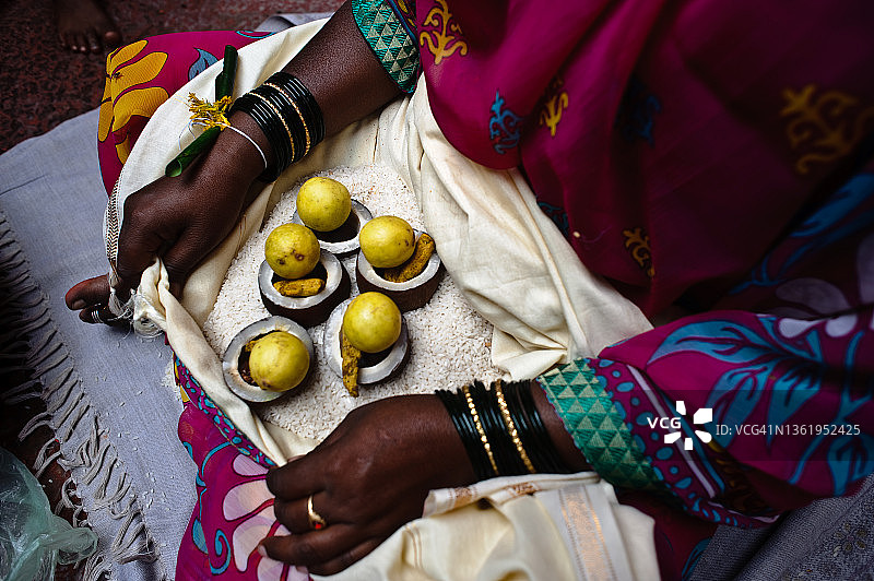 印度教妇女崇拜耶拉玛女神（印度）图片素材