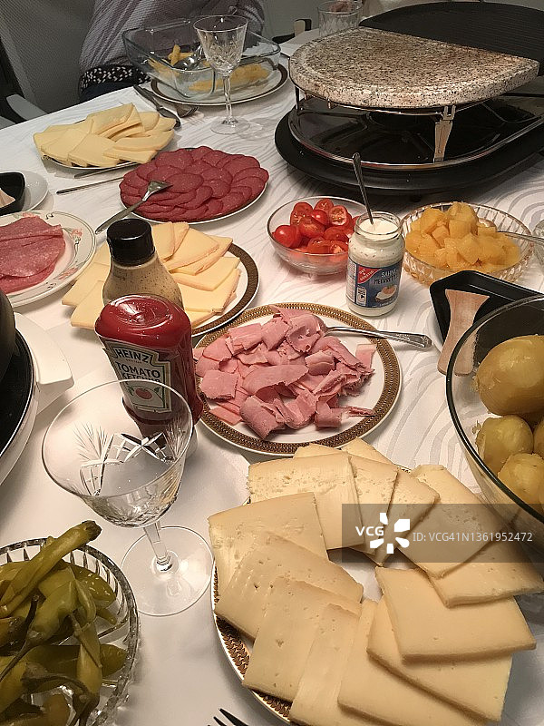 瑞士拉克莱特奶酪与各种配料图片素材