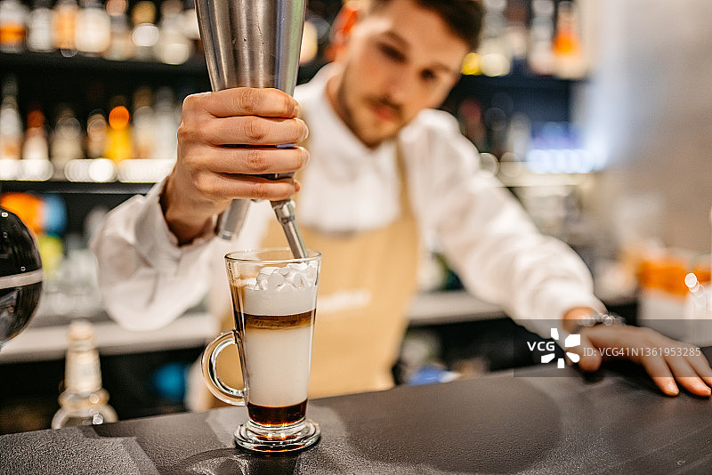 调酒师制作含奶油的冰沙图片素材