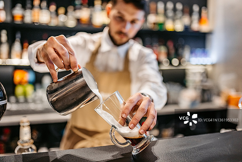 调酒师制作含奶油的冰沙图片素材