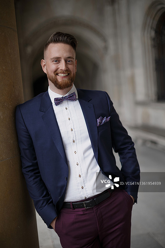 蓝色夹克络腮胡新郎的户外肖像图片素材