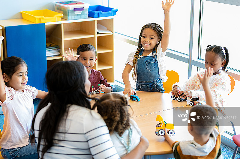 当老师提问时，孩子们热情地举手图片素材