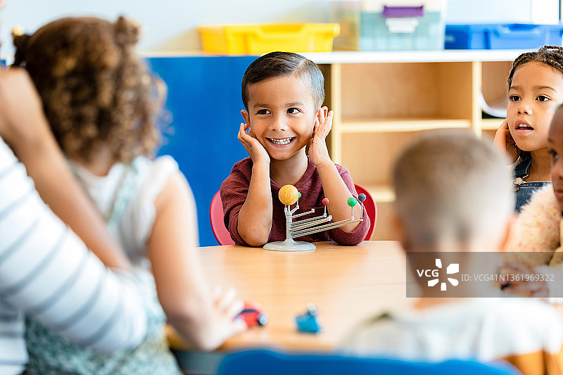 幼儿园老师和孩子们玩游戏图片素材