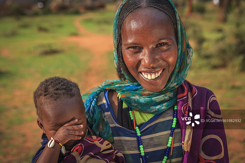 来自博拉纳部落的妇女抱着她的孩子，埃塞俄比亚，非洲图片素材