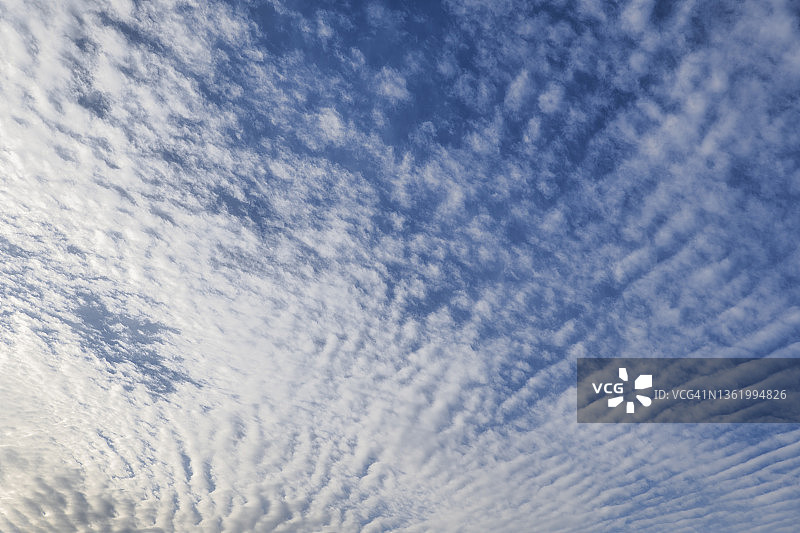 蓝天上的白云图片素材