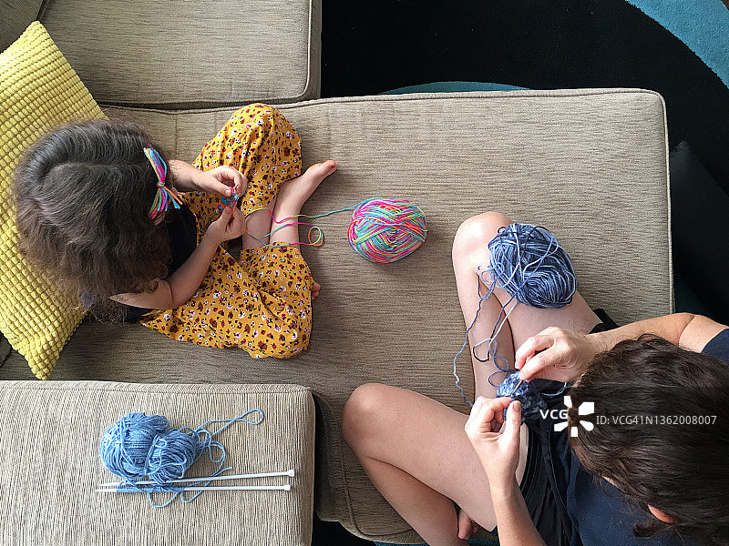 母女一起编织图片素材