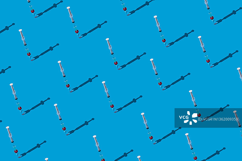 蓝色背景上疫苗瓶中注射器图案：关于新冠疫情图片素材