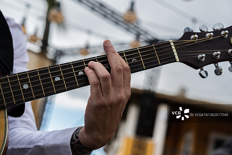 在户外音乐会上弹奏原声吉他的人（不可辨认）图片素材
