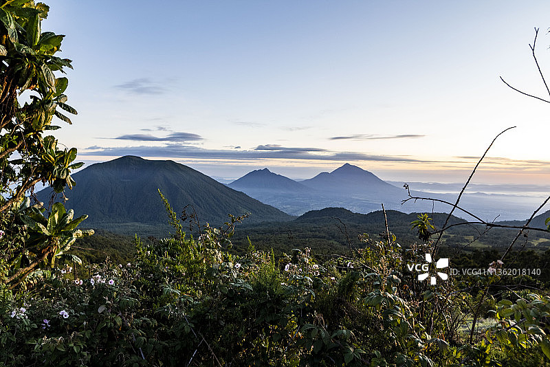 卢旺达火山国家公园日出景色图片素材