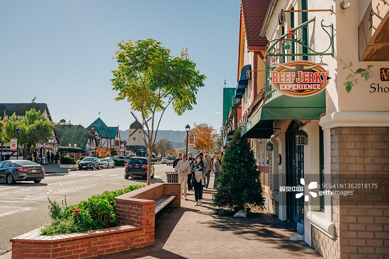 索尔万，街景和城市生活。南加州圣塔伊内斯山谷的城市。该市以传统的丹麦风格建筑而闻名图片素材