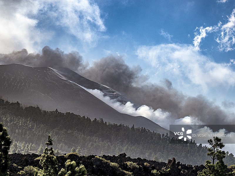 日落时分的火山爆发，老峰火山喷出烟柱和熔岩图片素材
