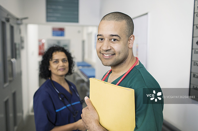 医院走廊里自信的医生 портрет图片素材