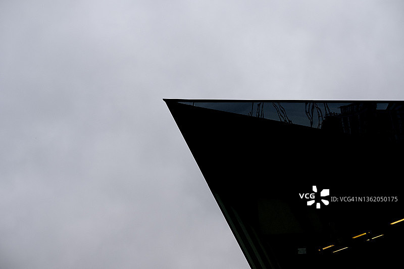 带反射的玻璃屋顶结构图片素材