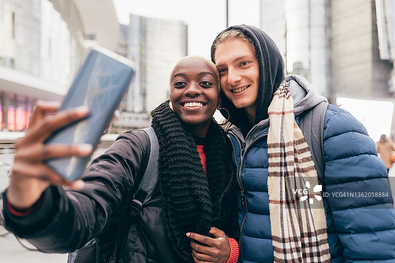 意大利微笑情侣在城市自拍图片素材
