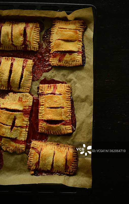 新鲜烘焙的草莓派图片素材