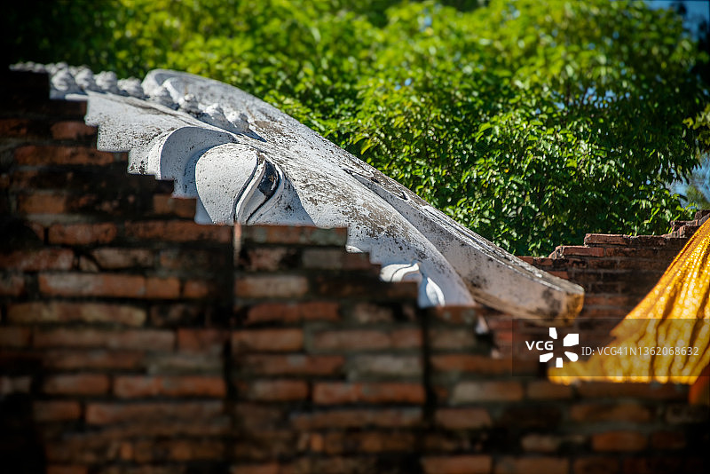 泰国阿瑜陀耶柴蒙考寺白色古佛头部图片素材