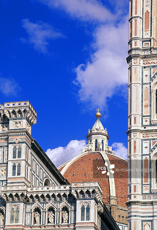 仰视大教堂图片素材