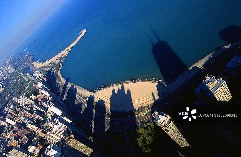 城市和湖泊的鸟瞰图图片素材