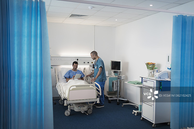 男护士与住院病人交谈图片素材