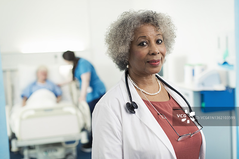 医院病房里自信的资深女医生图片素材