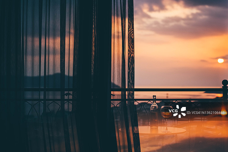 阳台日落时的葡萄酒杯图片素材