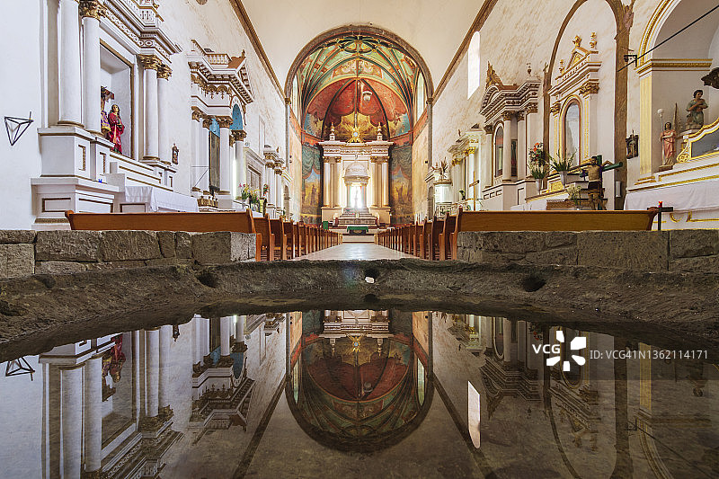 教堂内部洗礼池倒影图片素材