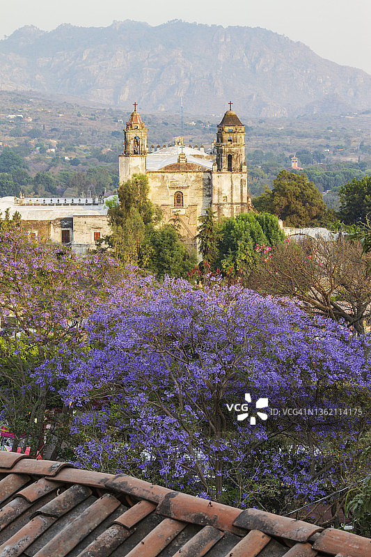 日出时的多米尼加修道院图片素材