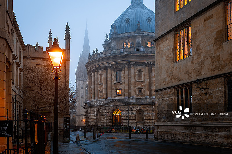 雾中的牛津大学，拉德克利夫相机，拉德克利夫广场，牛津，牛津郡，英国图片素材
