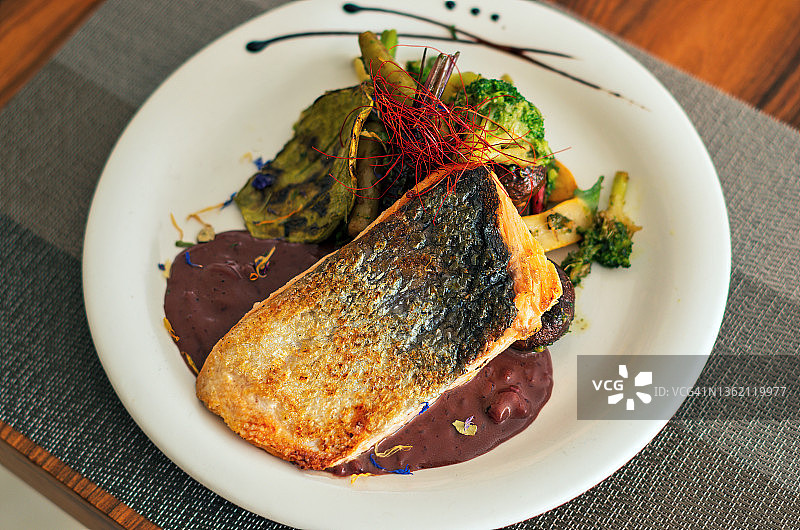 红酒红洋葱酱三文鱼片配时蔬和仙人掌图片素材