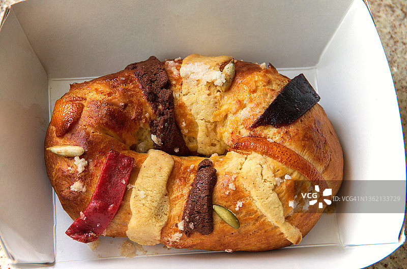 外卖纸盒中的国王面包图片素材