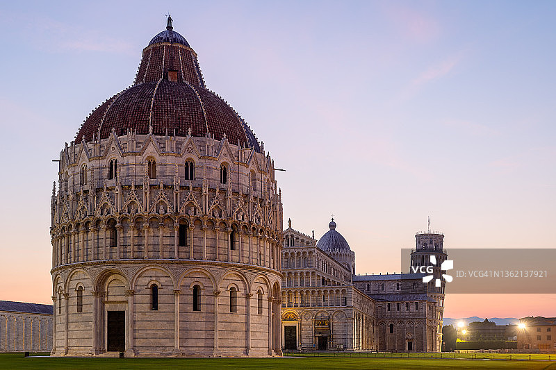 意大利托斯卡纳比萨圣乔瓦尼洗礼堂、比萨大教堂、比萨斜塔图片素材